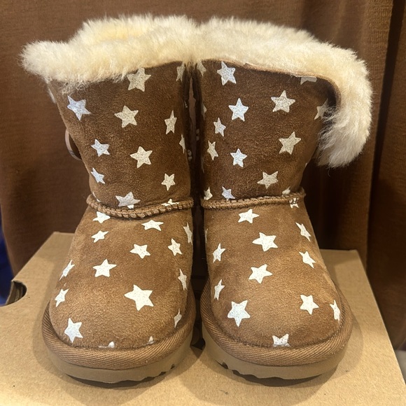 Girl Ugg Star Boots - Picture 4 of 7